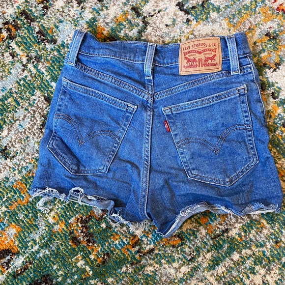 Levi’s Medium Wash High Rise Shorts - Picture 2 of 3